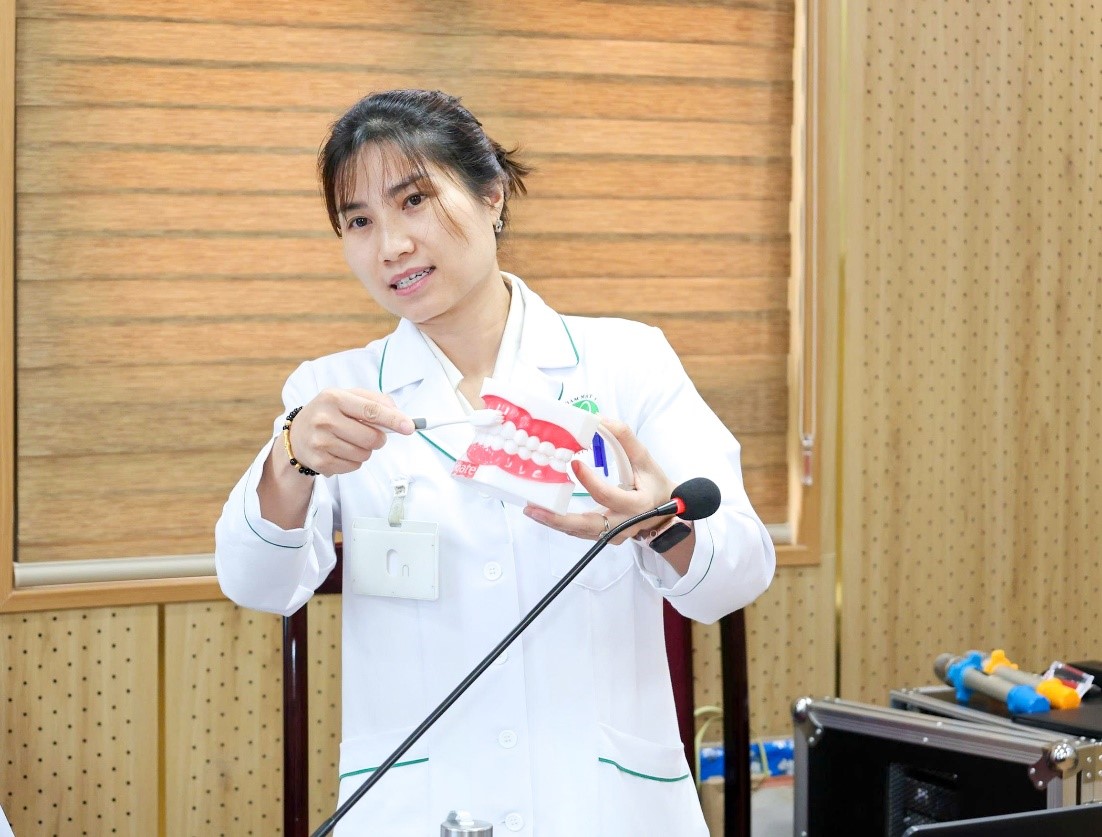 ThS. Phạm Thúy Anh truyền thông, giáo dục sức khỏe về chăm sóc và vệ sinh răng miệng cho người bệnh và người nhà người bệnh